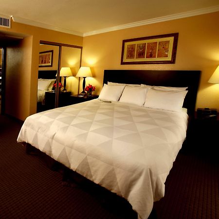 Buena Park Grand Hotel & Suites Room photo