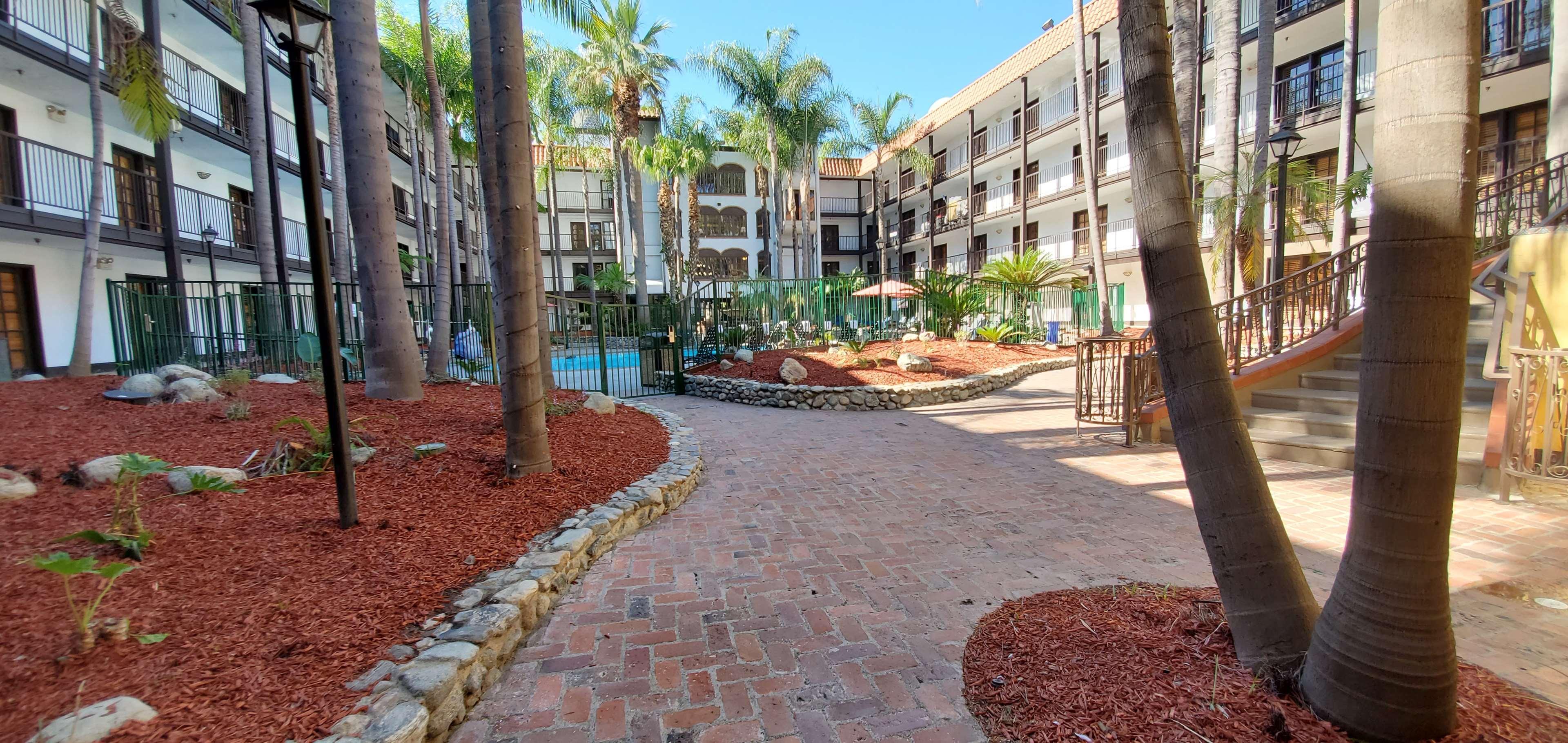 Buena Park Grand Hotel & Suites Exterior photo