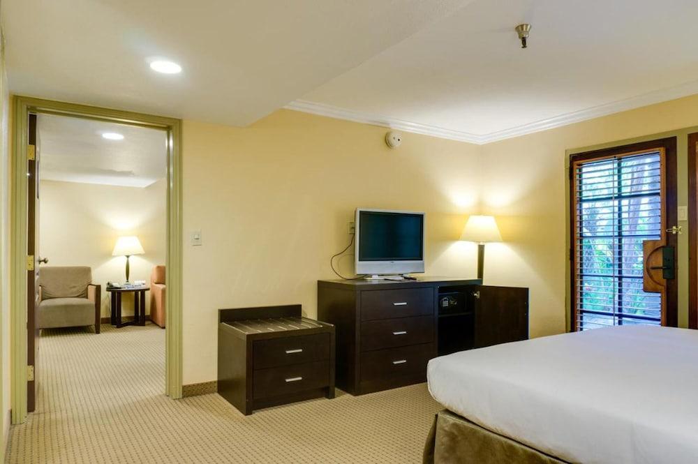 Buena Park Grand Hotel & Suites Exterior photo